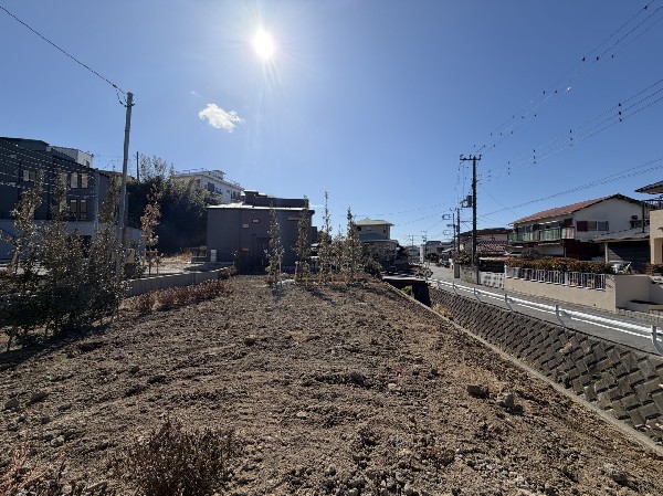 外観:最寄り駅まで平坦徒歩アクセスの好立地。