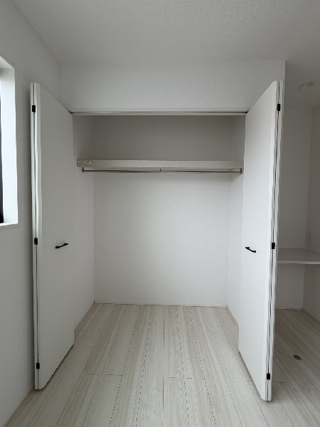 大容量のクローゼット付きでお部屋スッキリ！お洋服や季節物の収納に困らないのが嬉しいポイント♪