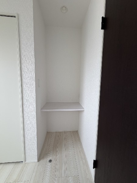 使い勝手の良い造作カウンターを設けた多目的に活用できる居室です。