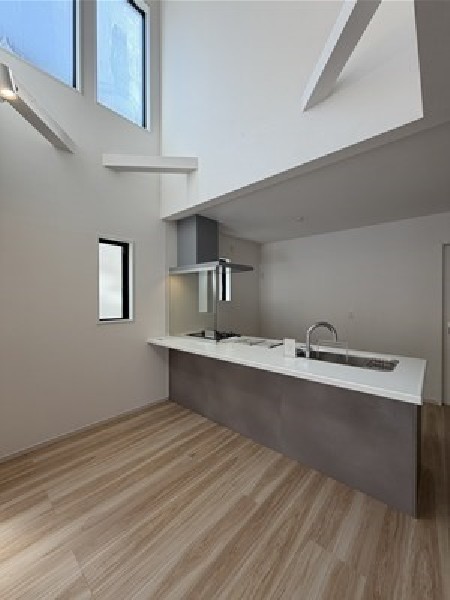 2階部分の窓から1階へと光を取り入れられる吹抜があり、明るく開放的な空間になっています。