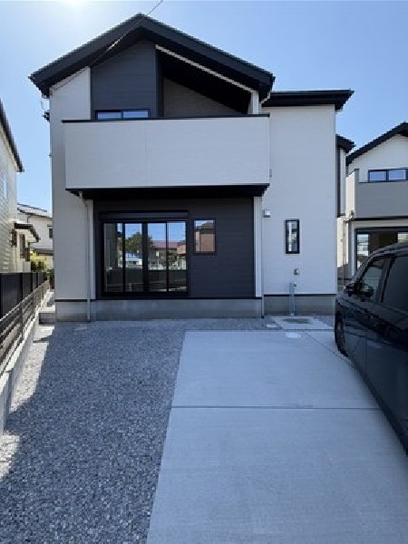 外観:青空を背景に凛と立つスタイリッシュな外観が、住まう人に誇りを与えてくれます。