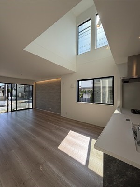 2階部分の窓から1階へと光を取り入れられる吹抜があり、明るく開放的な空間になっています。