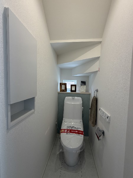 明るいトイレ（本画像はAI加工済みであり、小物類は価格に含まれていません）