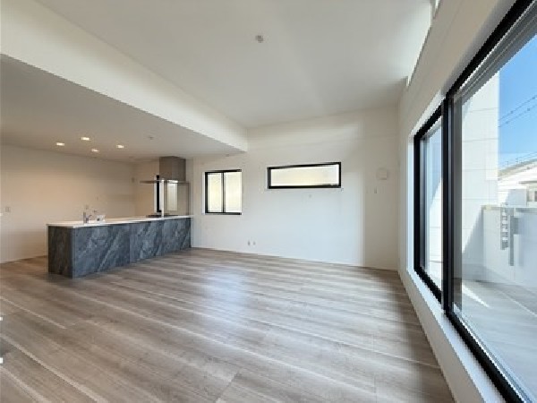 ご家族が集まるからこそＬＤＫは拘りたいですよね！日光をたっぷりと取りこめるリビングでゆったりと過ごしませんか？