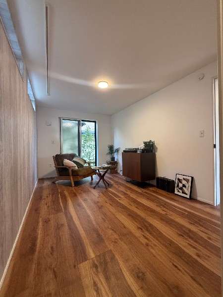 趣味や勉強部屋として、木目調のお部屋で、ゆったりとお過ごしください。（家具等はディスプレイ用であり、価格に含まれていません）