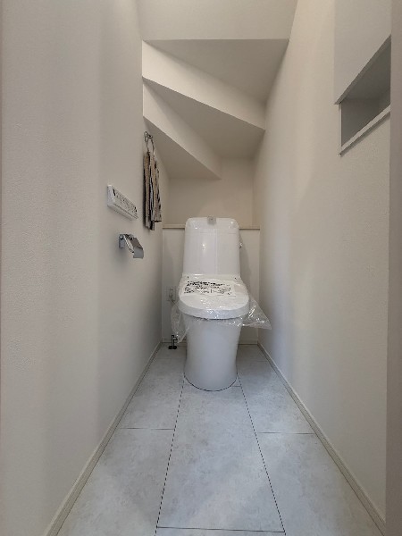 ホワイトを基調としたトイレは、心地よい空間に（家具等はディスプレイ用であり、価格に含まれていません）