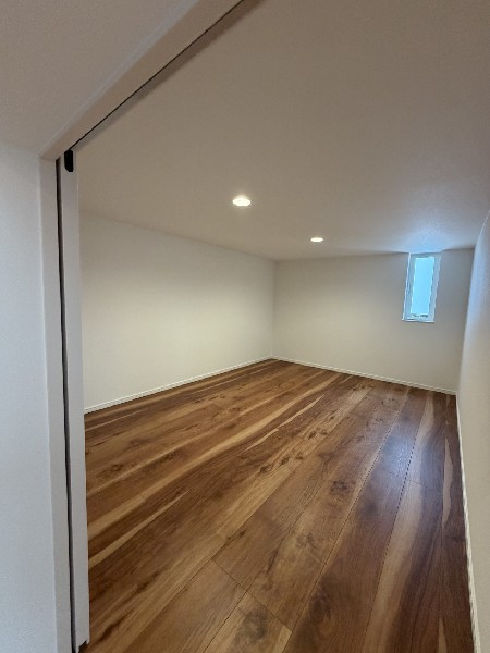 キッチン横の小屋裏収納には日用品、食材、掃除グッズ等様々なものを収納できます。