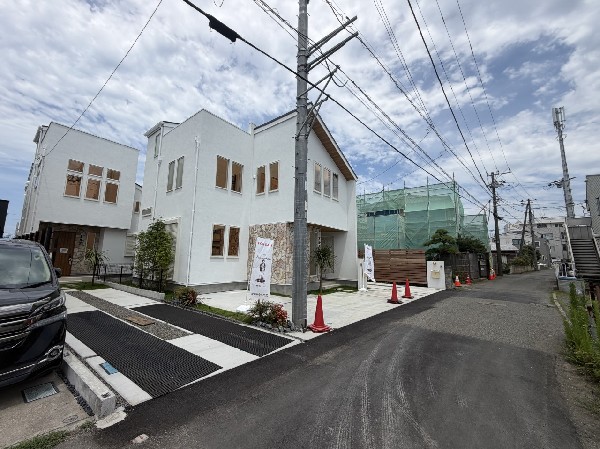 外観:低層の一戸建てを中心とした、整然とした街並みと良好な住環境が魅力です。