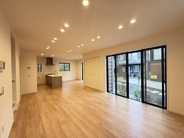 日光をたっぷりと取りこめるリビングでゆったりと過ごしませんか？