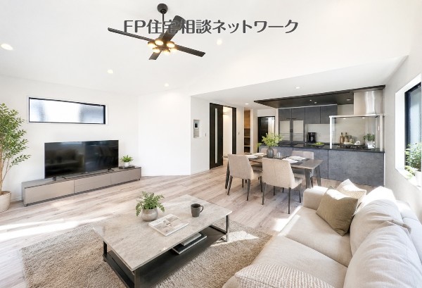 家族が集うLDKです♪（本画像はAI加工済みであり、現地に家具等はなく価格にも含まれていません）