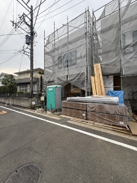 外観:閑静な車通りの少ない道路。お車の出し入れが苦手なママや小さなお子様にも安心ですね。