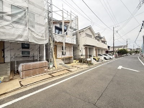 外観:広い前面道路。お車の出し入れが苦手なママや小さなお子様にも安心ですね。