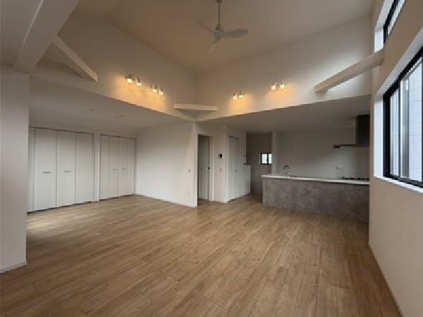 2階部分の窓から1階へと光を取り入れられる吹抜があり、明るく開放的な空間になっています。