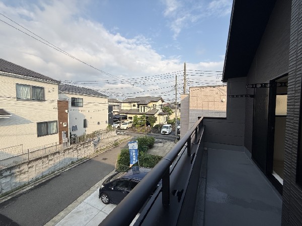 広々バルコニー。明るい光と爽やかな風を室内にたくさん取り込むことが出来そうです。