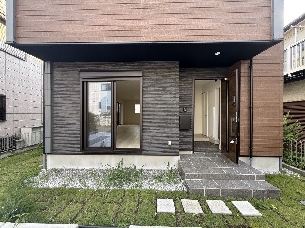 外観:閑静な住宅地に馴染む落ち着いた色合いの外観。