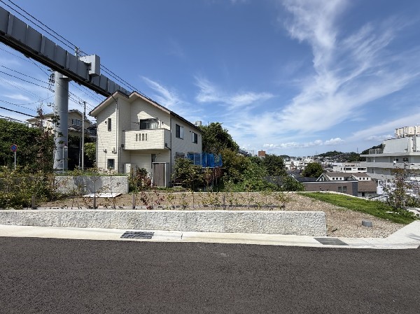 外観:駅徒歩圏の利便性と落ち着いた住環境が両立。心地よい陽光と風が住まいへの期待を膨らませます。  