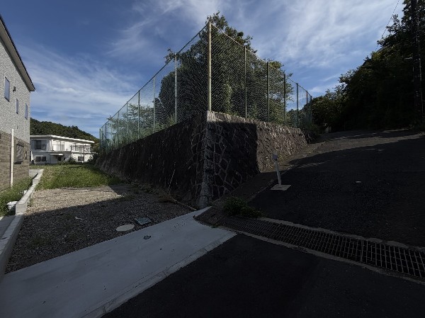 外観:落ち着きのある第一種低層住居専用地域に位置しています。  