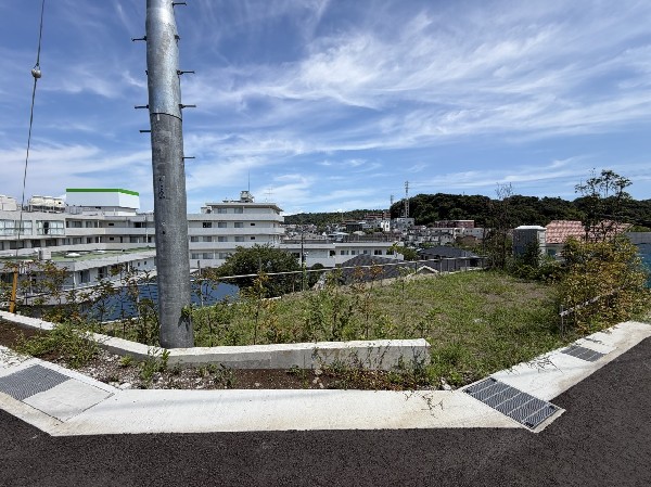外観:前面道路のゆとりがあると、外まわりの使い勝手がぐっと広がります。暮らしにゆとりが生まれます。  