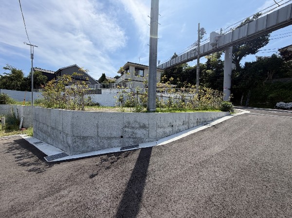外観:前面道路の魅力が、写真だけでなく現地でもしっかり伝わります。毎日の満足感につながります。  