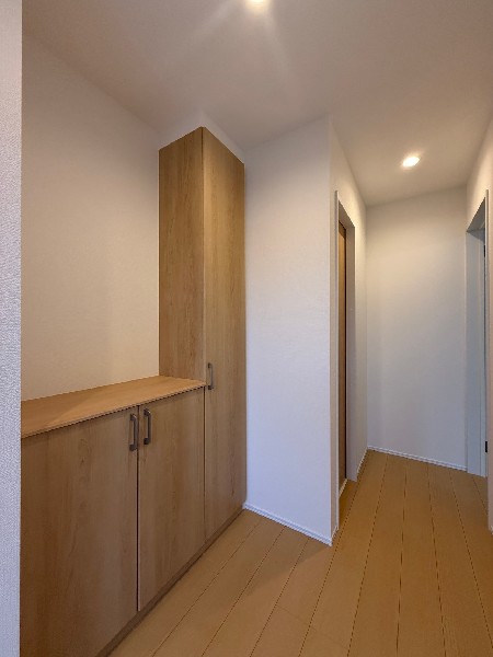 家族分をしまえる容量を備えたシューズ収納で、この住まいらしい使いやすさをしっかり感じられます。