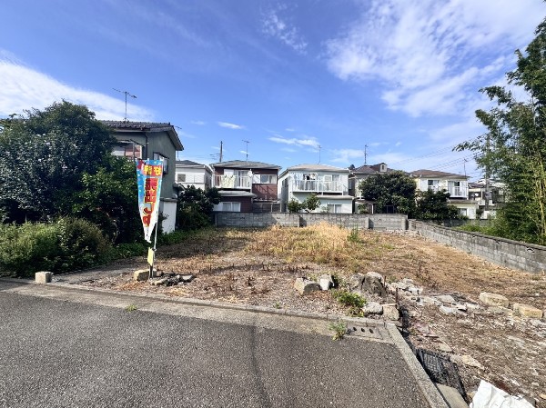 外観:土地面積は約76坪、広い敷地のゆとりがあると、外まわりの使い勝手がぐっと広がります。暮らしにゆとりが生まれます。    周辺は、大きな建物が無く、騒音なども少ない閑静な住宅地。