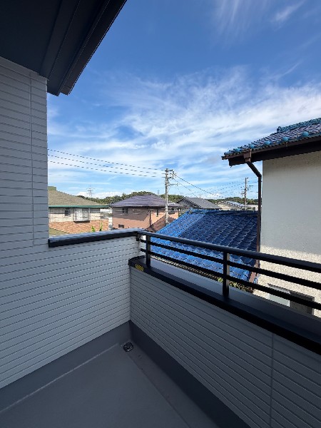 開放的なバルコニーは太陽の温かな温もりをめいっぱい受け止めてくれます。  