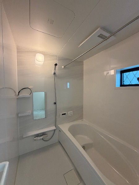 換気しやすい窓を備えた浴室窓で、この住まいらしい使いやすさをしっかり感じられます。  