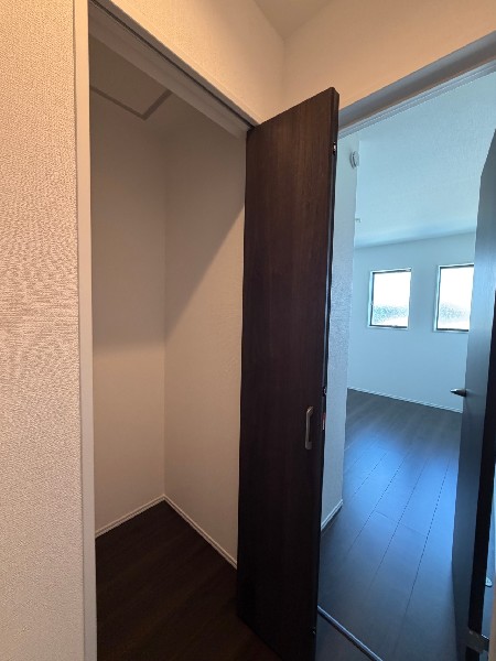 廊下がすっきり片付く！生活感を見せない、ゆとりの2階廊下収納付き住まい。