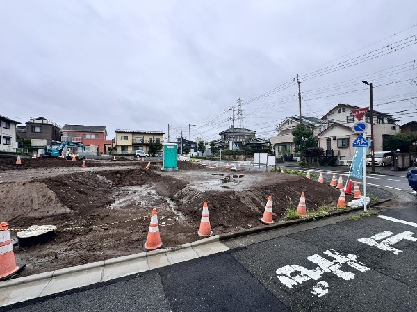 外観:閑静な車通りの少ない道路。お車の出し入れが苦手なママや小さなお子様にも安心ですね。  