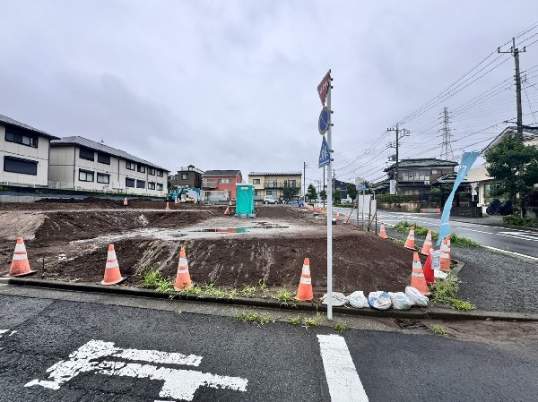 外観:前面道路が広々！また、角地の為、明るく開放感のある立地となります。