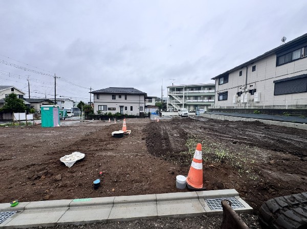 外観:前面道路が整った住まいは、暮らしやすさと見た目の良さを両立します。現地でも魅力を感じられます。  