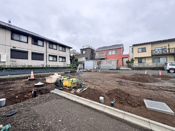 外観:小学校まで徒歩9分、中学校まで13分の住環境は、写真だけでなく現地でも魅力が伝わる見どころです。  