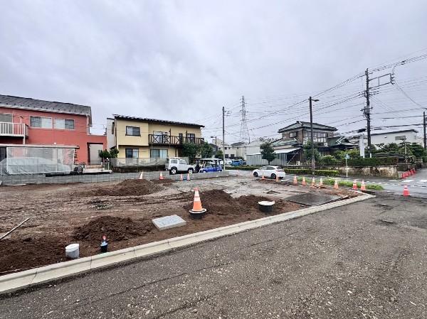 外観:周囲は落ち着いた分譲地で、小学校、公園などの子育て・教育環境が充実しています