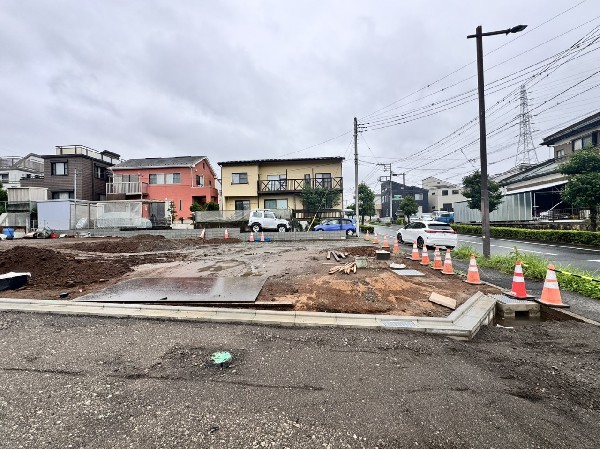 外観:前面道路12m公道の前面道路の角地の為、家全体に光と風が通り抜けます。