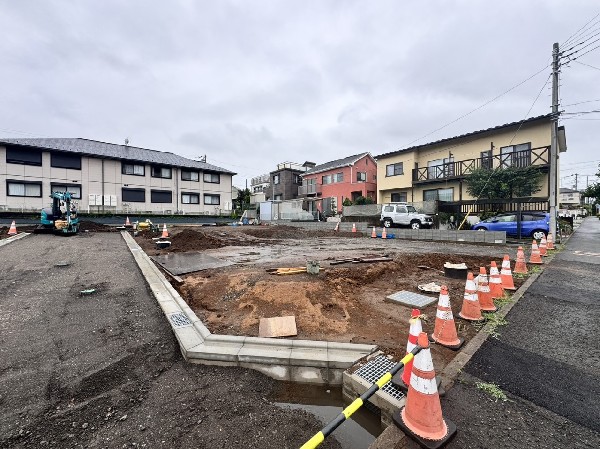 外観:低層の一戸建てが整然と並び、高い建物がないため採光や開放感に恵まれています。  