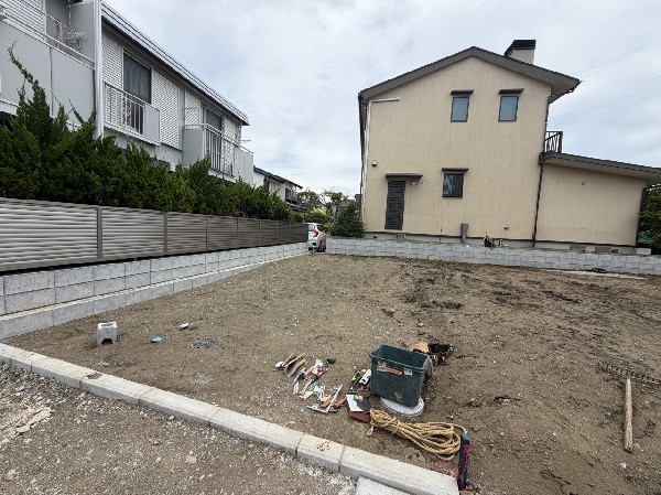 外観:閑静な車通りの少ない道路。お車の出し入れが苦手なママや小さなお子様にも安心ですね。