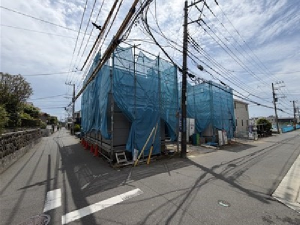 外観:日当たりが良く開放感のある角地です。 明るく快適な住まいが実現します。
