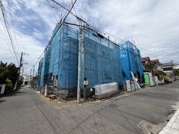 外観:日当たりが良く開放感のある角地です。 明るく快適な住まいが実現します。