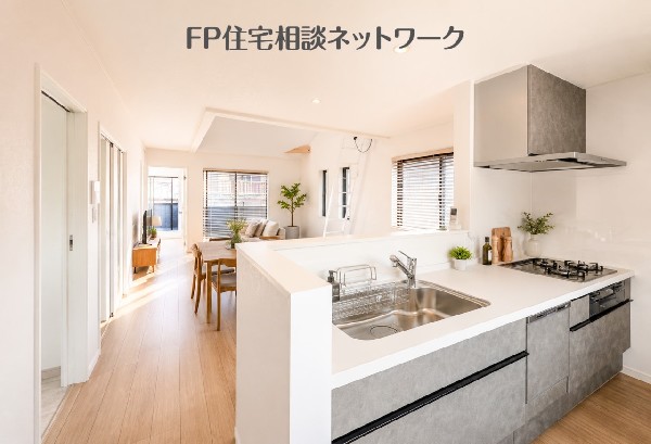 室内を見渡せる対面キッチンで暮らしやすく。（※画像はAI加工済みで家具等は価格に含まれません）