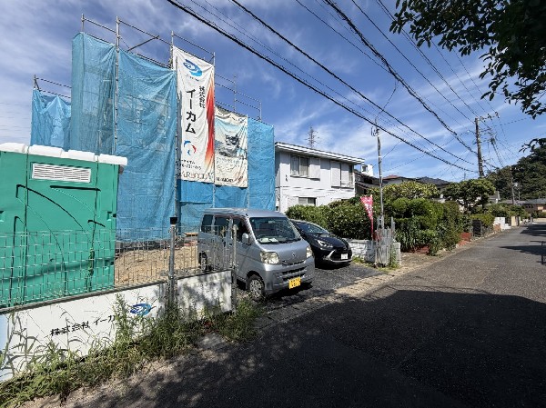 外観:整然とした街並みが広がり、高い建物がないため日当たりと開放感に恵まれています。  