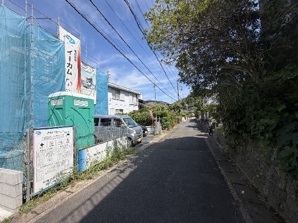 外観:閑静な車通りの少ない道路。お車の出し入れが苦手なママや小さなお子様にも安心ですね。  