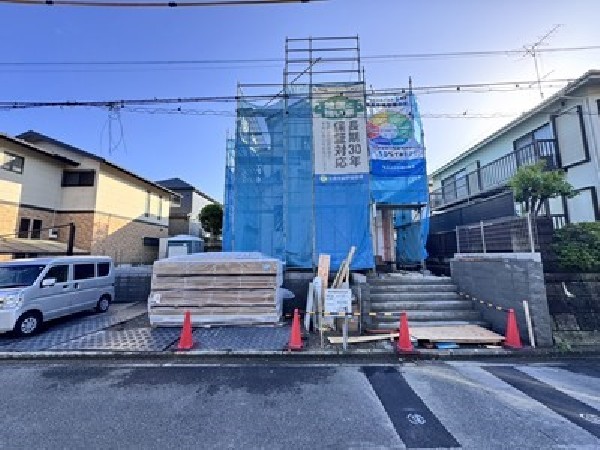外観:落ち着いた住環境が広がる閑静な住宅街。200m2超のゆとりある敷地です。