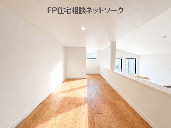 固定階段からの動線を活かした小屋裏収納は、写真だけでなく現地でも魅力が伝わる見どころです。