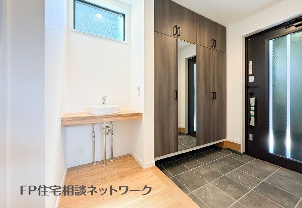 帰宅後すぐ使える配置を備えた手洗い場で、この住まいらしい使いやすさをしっかり感じられます。