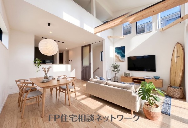 明るいLDKです♪（本画像はAI加工済みであり、現地に家具等はなく価格にも含まれていません）