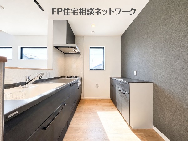 キッチンとおそろいのカップボードで、統一感と収納力を両立