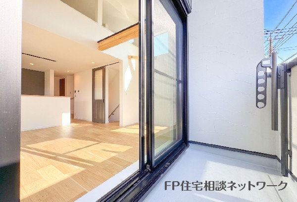 開放的なバルコニーは太陽の温かな温もりをめいっぱい受け止めてくれます。