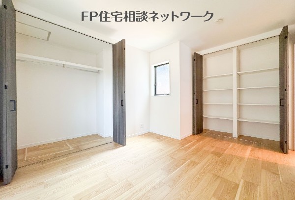 大型クローゼットには普段使いの季節もののお洋服や小物などもしっかりとおしまい頂けます。
