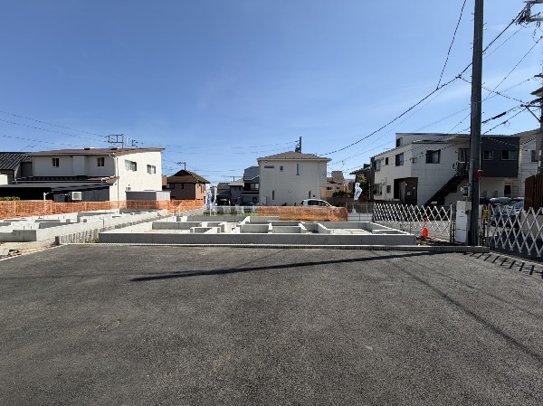 外観:街中の喧騒から離れた穏やかな住環境。光と風を感じながら、心安らぐ快適な暮らしを叶える理想の住まい。