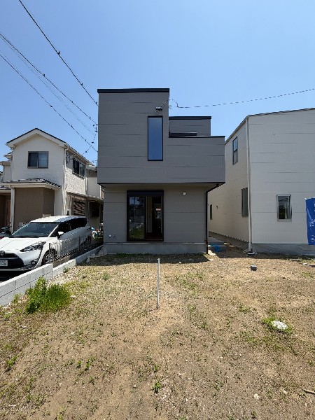外観:街中の喧騒から離れた穏やかな住環境。光と風を感じながら、心安らぐ快適な暮らしを叶える住まいです。  